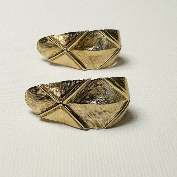 Vintage Large Gold Tone Leaf Earrings Textured Screw Back Clip On Unsigned Hoop - Picture 7 of 11